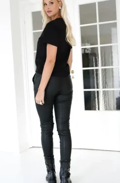 Blond Hour - The perfect Round neck Tshirt - Black